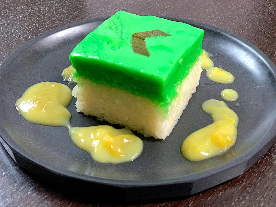 Snapdishの料理写真:Talam sarikaya ketan with durian sauce|yeni kartikasariさん