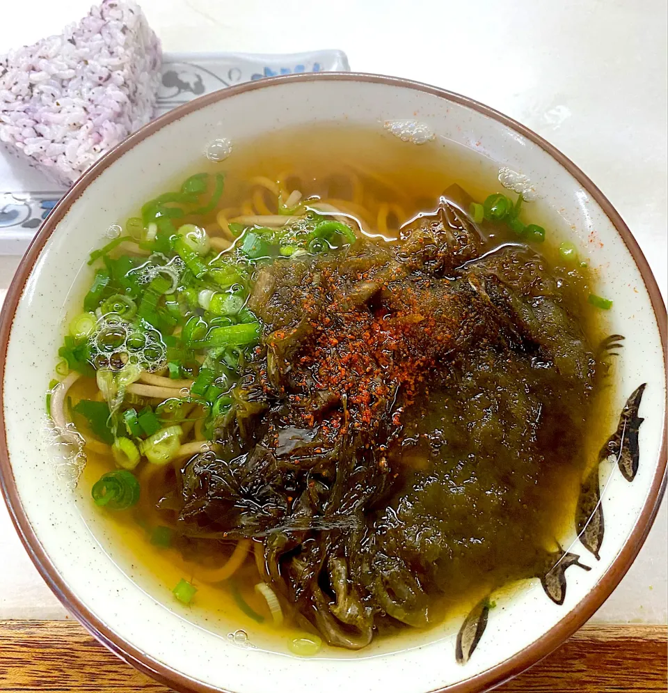 昆布蕎麦と、手の切れそうなおにぎり🍙|にゃあ（芸名）さん