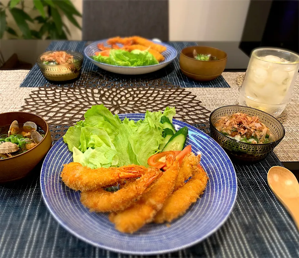 エビフライ、アサリお味噌汁、ネバネバ冷奴😌|ゆかさん