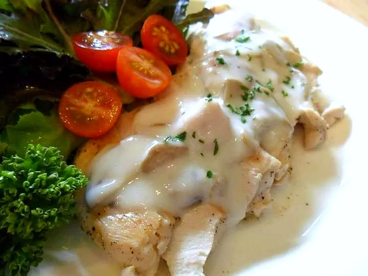 Grilled chicken breast with mushroom cream sauce🍗🍳🥙|Sasitorn Baipongさん