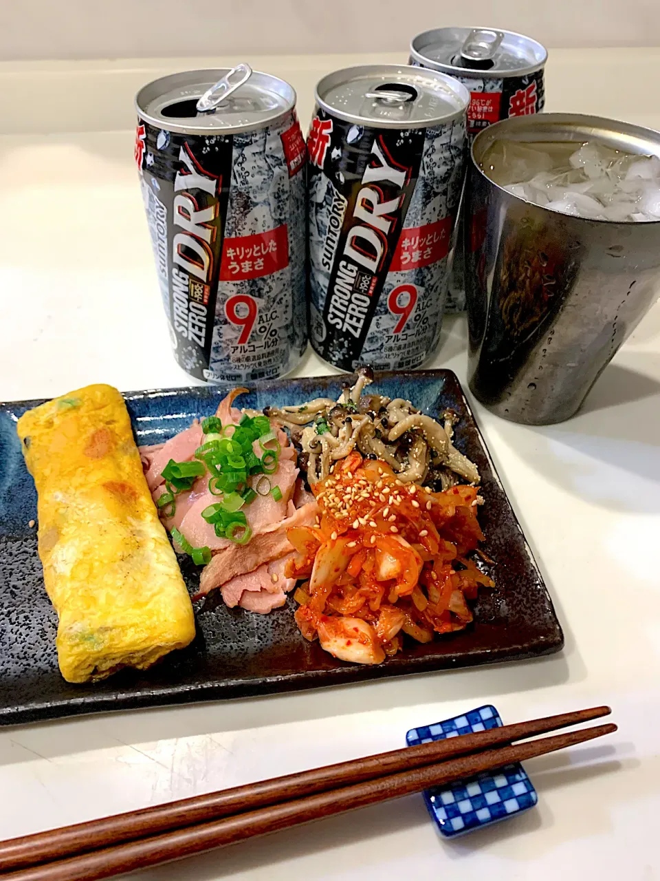 Snapdishの料理写真:お家でせんべろ🍻(だし巻き、焼き豚、キムたく、しめじ明太子)＋酎ハイ３本💰５６０円也|良太さん