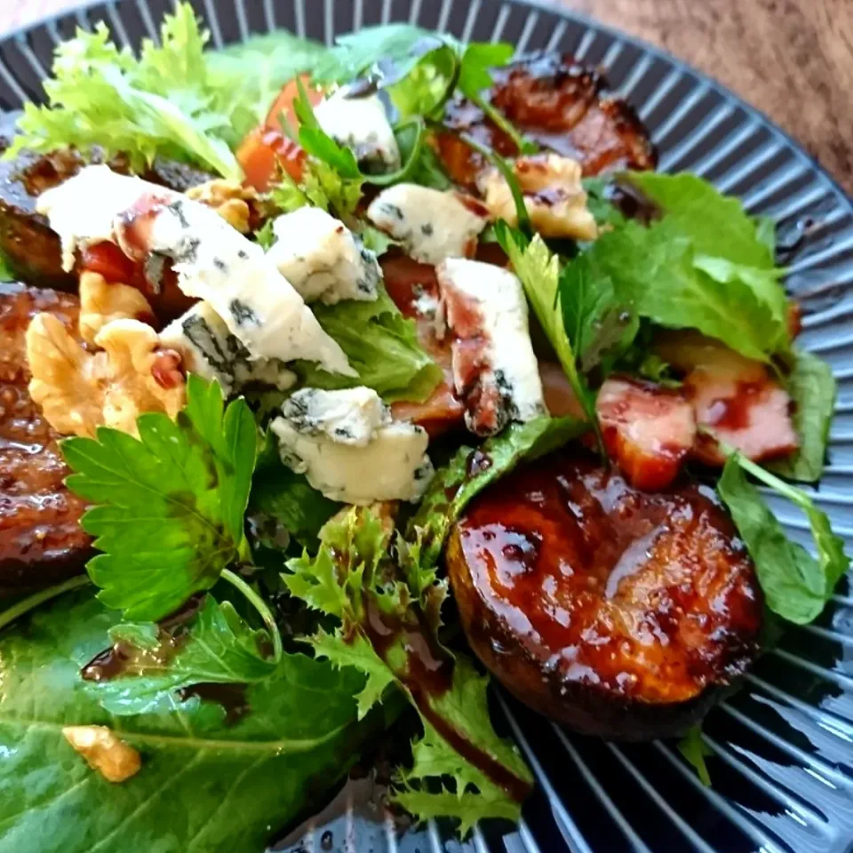 Masa, The Cooking Husbandさんの料理 Caramelized Fig, Honey Glazed Bacon, Blue Cheese, Frisée Salad with Port Wine Reduction (イチジクのキャラメリゼとハチミツベーコン・ブルーチーズ・チコリフリーゼのサラダ、ポルトワインソース)|とだともさん