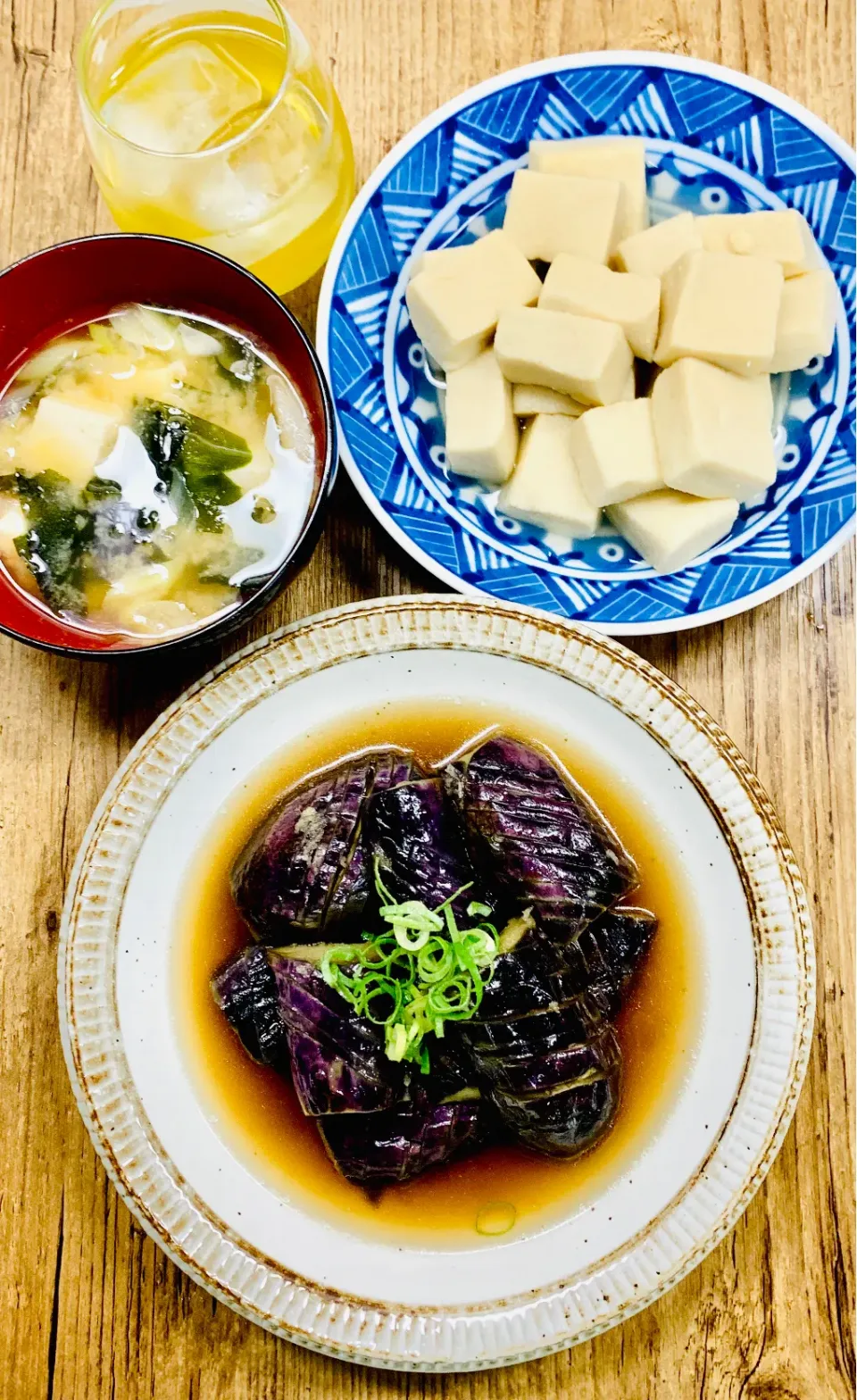 今日の晩ご飯　まるで精進料理😅　茄子の煮浸し　高野豆腐の煮物　豆腐とわかめの味噌汁|ROSE & ROSEさん