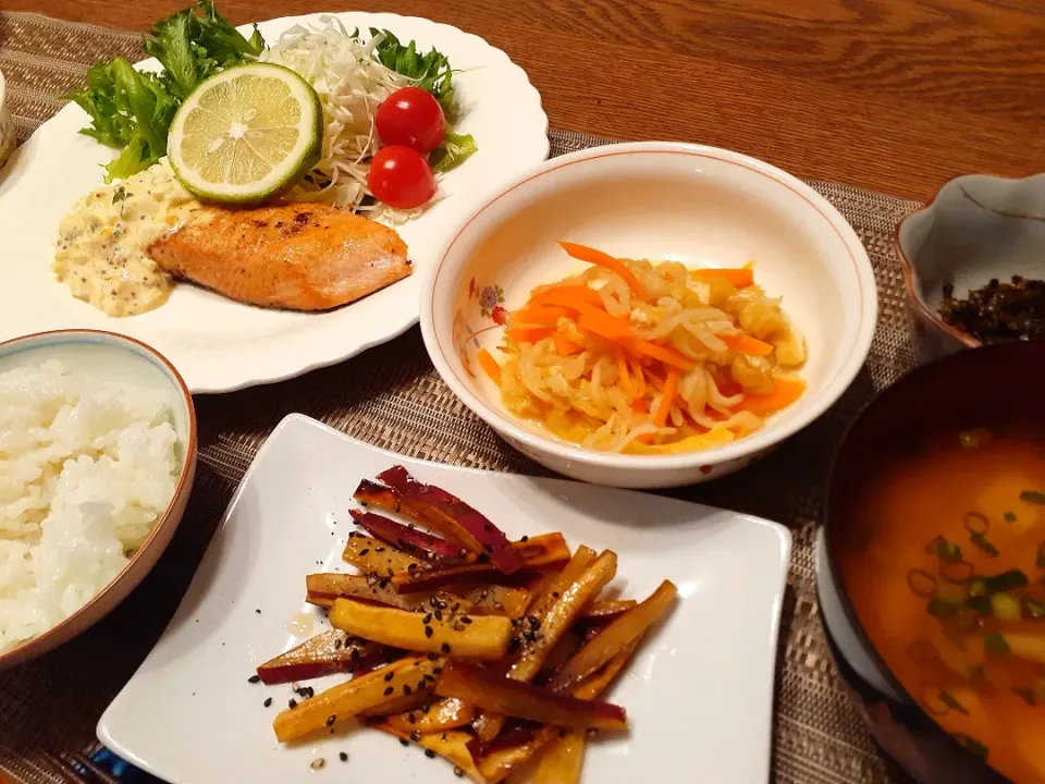 鮭のムニエル🐟
切り干し大根の煮付け
さつまいものきんぴら
豆腐としめじのお味噌汁
紫蘇の実の佃煮|fumfumさん