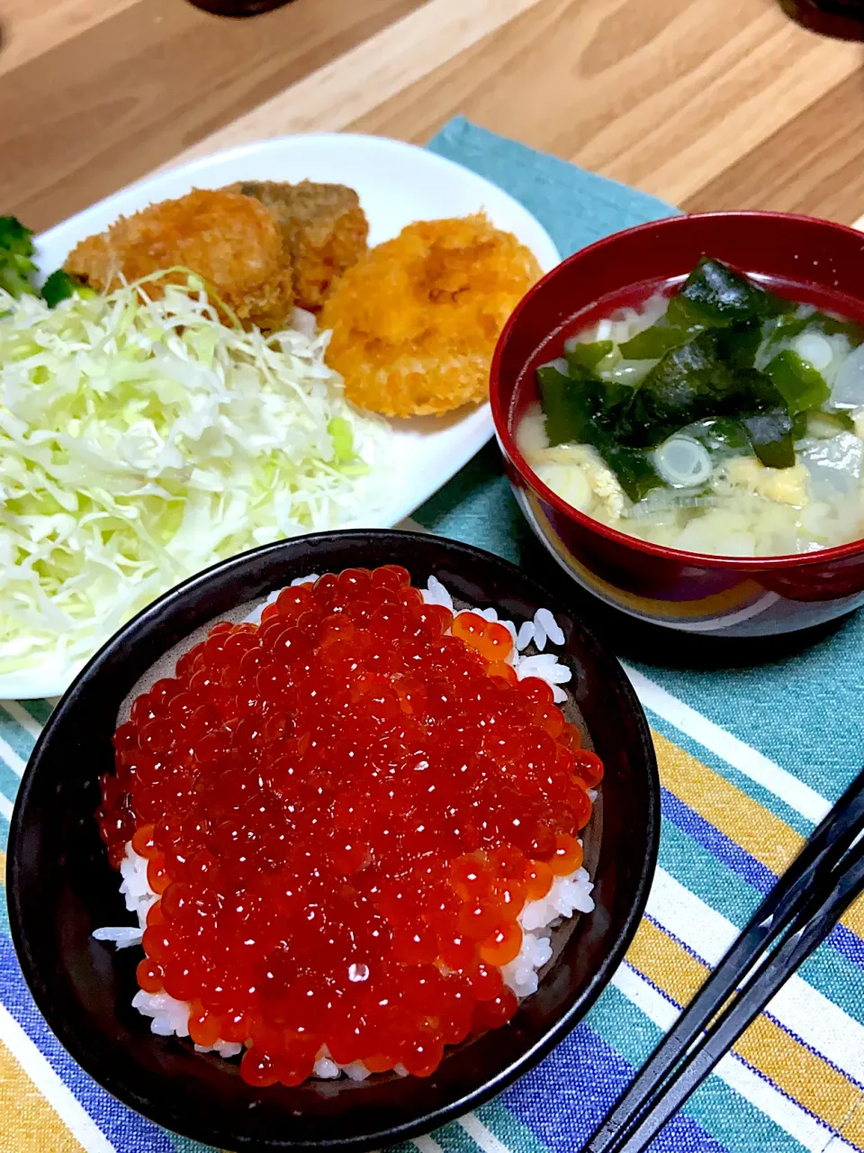 Snapdishの料理写真:お夕飯。鮭フライにいくら丼！！|renharuruさん