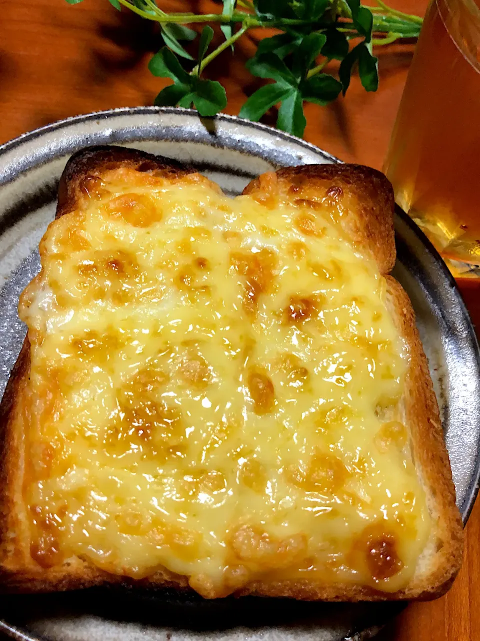 へへ😅9時までに食べる悪魔飯👿ビール🍺とマヨチーズ、タバスコトースト🍞|みゆきさん