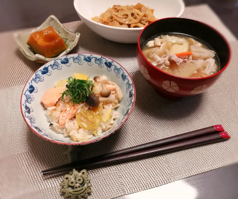 Snapdishの料理写真:身体に優しいご飯が食べたくて♡
鮭と栗の炊き込みご飯🍚と豚汁🐷|choco_obaaさん