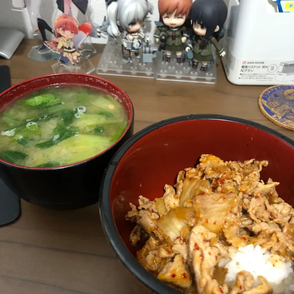 Snapdishの料理写真:豚キムチ丼・小松菜とジャガイモの味噌汁|a-parkさん