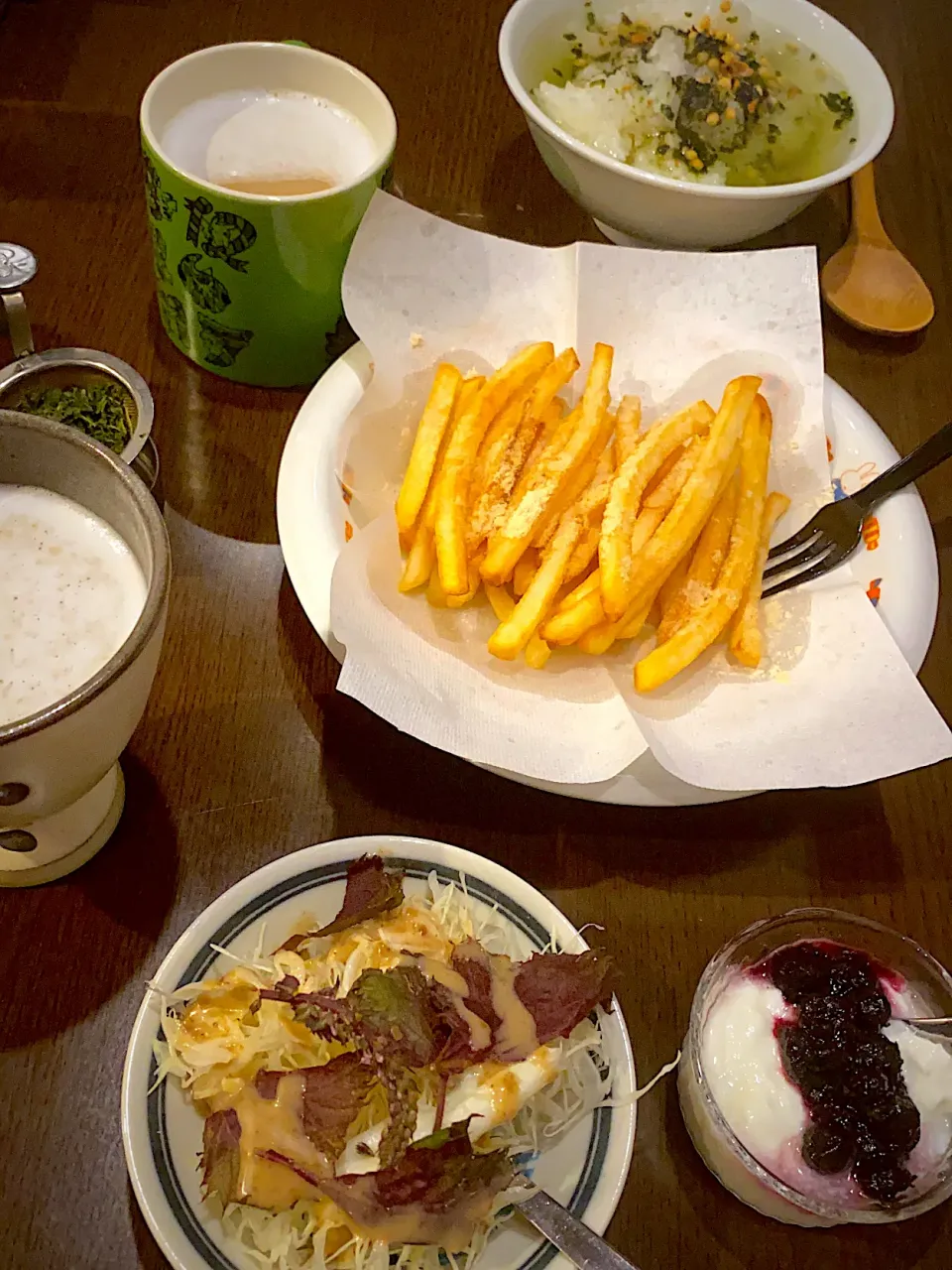 朝茶漬け　鮭入り　フライドポテト　バター醤油味　キャベツの千切りサラダ　赤紫蘇　胡麻ドレッシング　ブルーベリーヨーグルト🍇　カフェラテ　フォームミルク入り☕️|ch＊K*∀o(^^*)♪さん