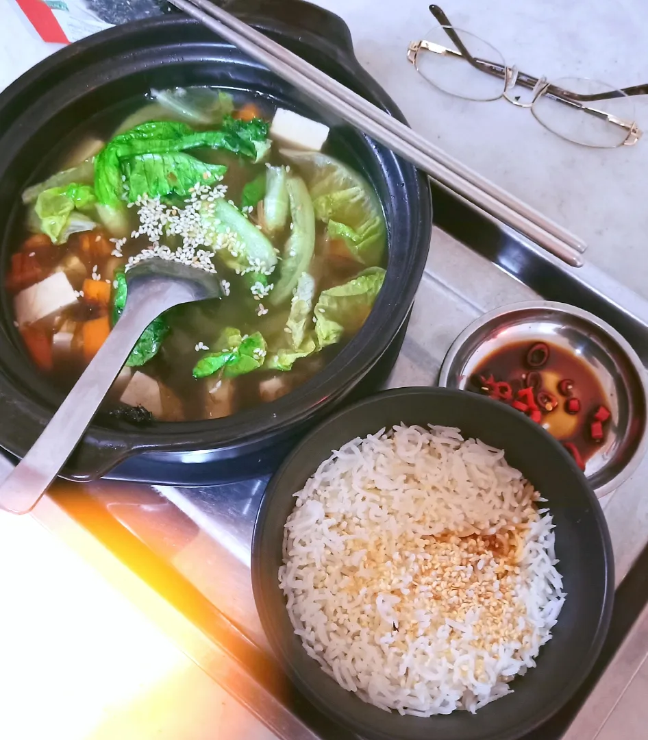 Rice and veggies, toufu and seaweeds soup.|Priyamayaさん