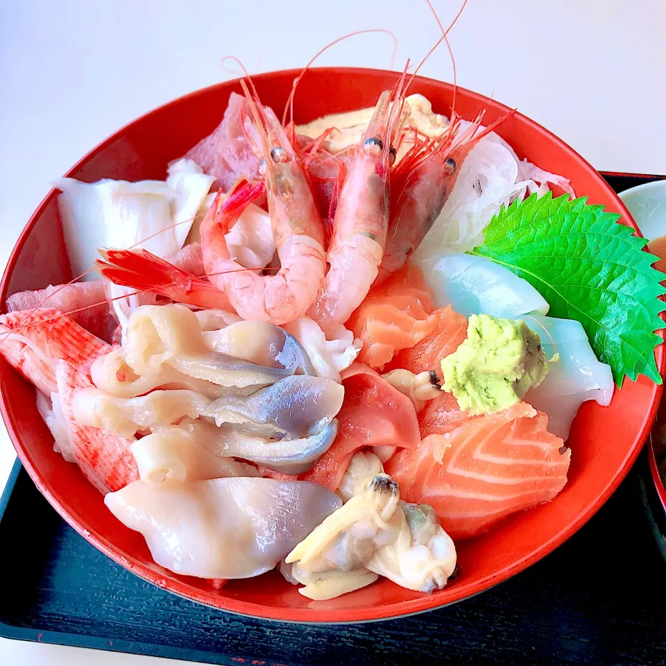 ホッキ貝入り海鮮丼は1200円税込です🦐|Happy suzumeさん