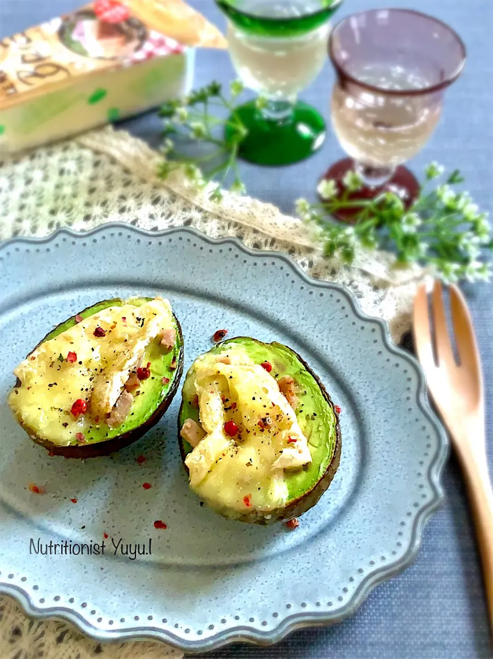 ル・ルスティックブリーとベーコンのアボカドカップグラタン🥑|ゆーこどんさん