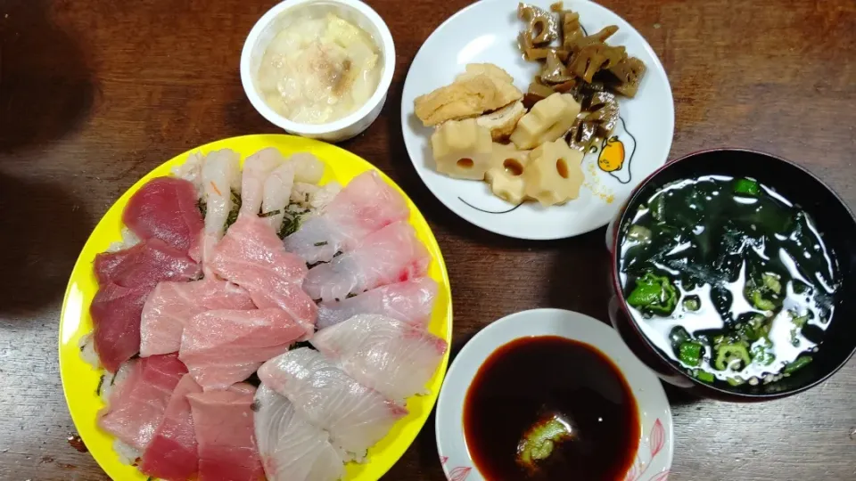 Snapdishの料理写真:夕飯は海鮮丼|アクちゃんさん