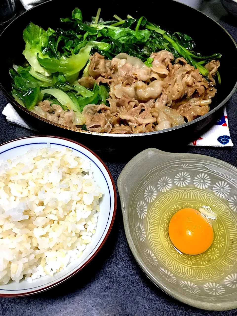 最後はタレたまごかけご飯にした #夕飯　玄米白米、たまご(生卵)、レタス小松菜ポークすき焼き|ms903さん