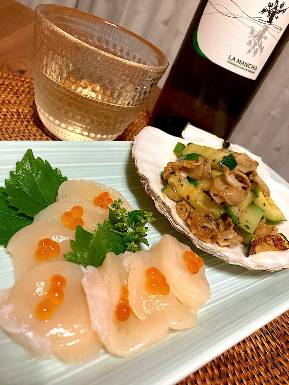 Snapdishの料理写真:帆立の貝柱お刺身と、ヒモとズッキーニのバター炒め😋🥂💕✨|アイさん