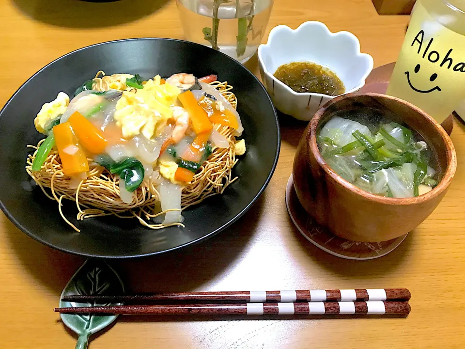 Snapdishの料理写真:えびと卵の皿うどん、鶏肉と野菜のスープ、もずく酢|Emiko Kikuchiさん