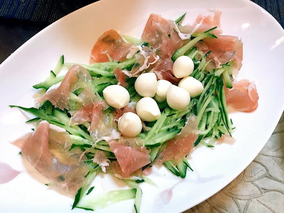 モッツレラチーズのサラダ🥗😋|アライさんさん