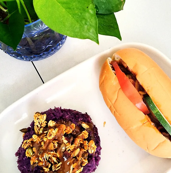 Purple Sweet Potato with Granola Oat Cranberry & Sweet sauce

Bun with Anchovy Sambal, Cucumber & Tomato

youtube: kak lin channel|Harlina  (Malaysia)さん