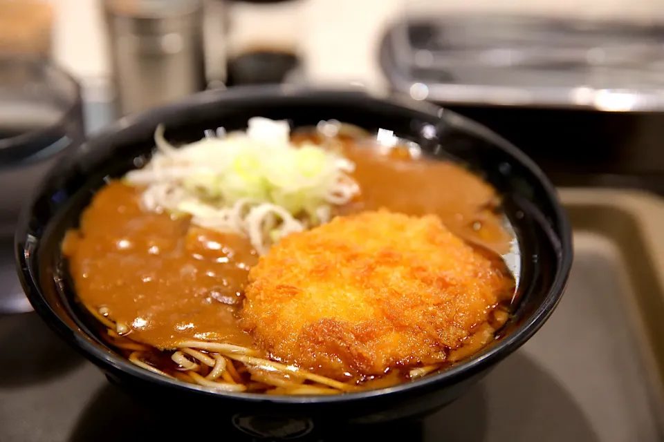 カレーそばにコロッケ|マハロ菊池さん