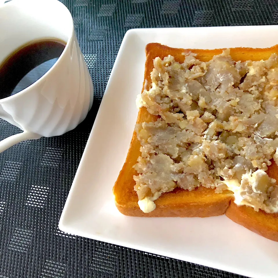 Snapdishの料理写真:朝ごはん☆先日作ったくりじゃむをバターたっぷりぬったトーストに乗せて|Manaさん