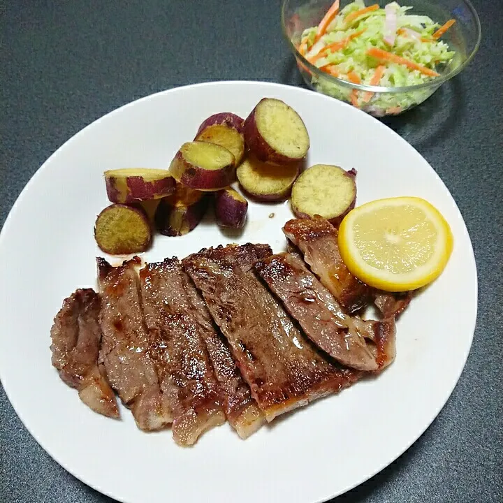 Snapdishの料理写真:焼くだけステーキのお夕飯|jun(・x・)さん