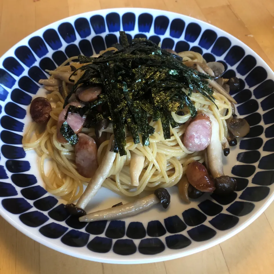 Snapdishの料理写真:きのことソーセージの和風パスタ|Takeshi Kuraishiさん