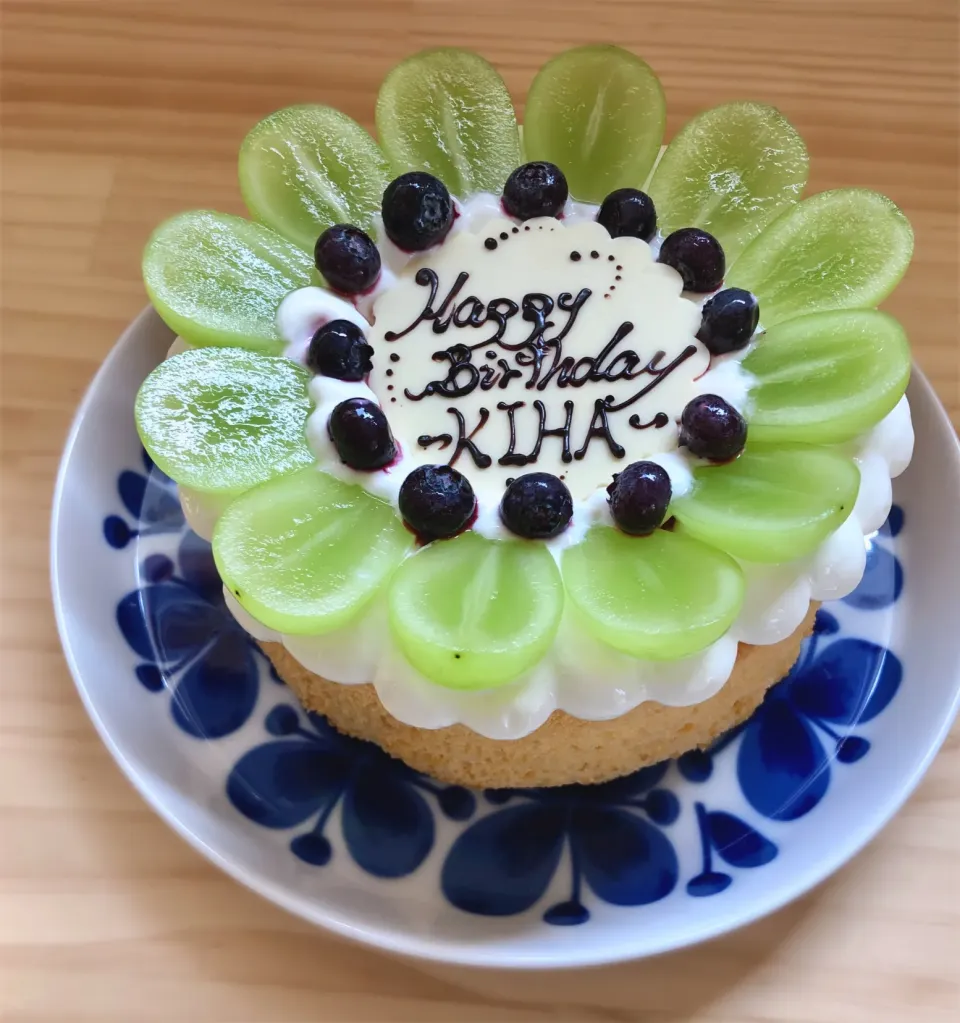 一歳のバースデーケーキ🎂マスカットのシフォンケーキ|わたげさん