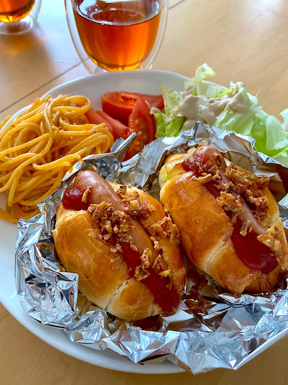 Snapdishの料理写真:今日のランチ　手作りパンのホットドッグとパスタとサラダ|エトフさん