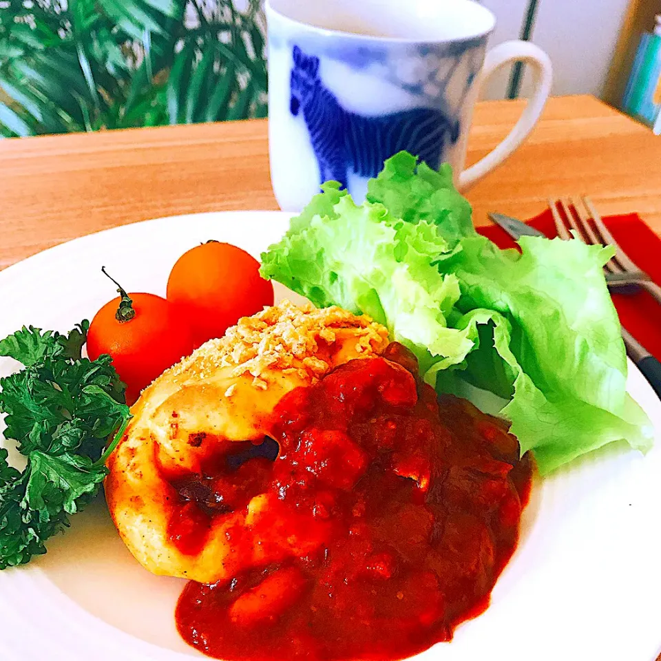 Snapdishの料理写真:🥯手作りパンとチリコンカンプレート　パンの表面にフレーク散らして❗️|Sの食卓さん