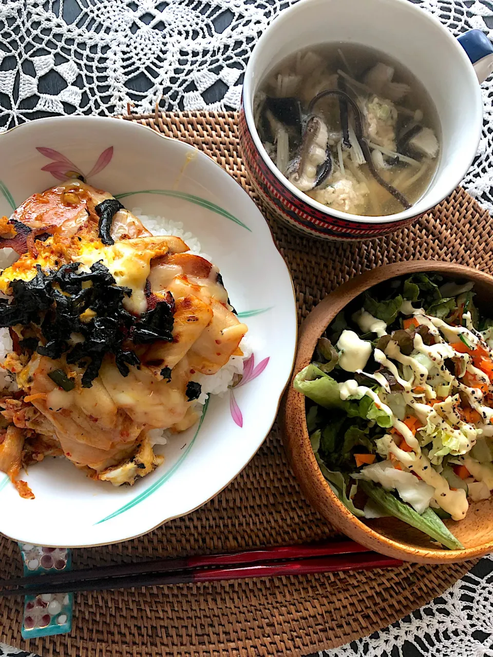 スパムチーズキムチ卵とじ丼✩.*˚鶏ひき肉団子とキクラゲ、えのきの中華スープ✩.*˚サラダ🤗|Tina Tomoko😋さん