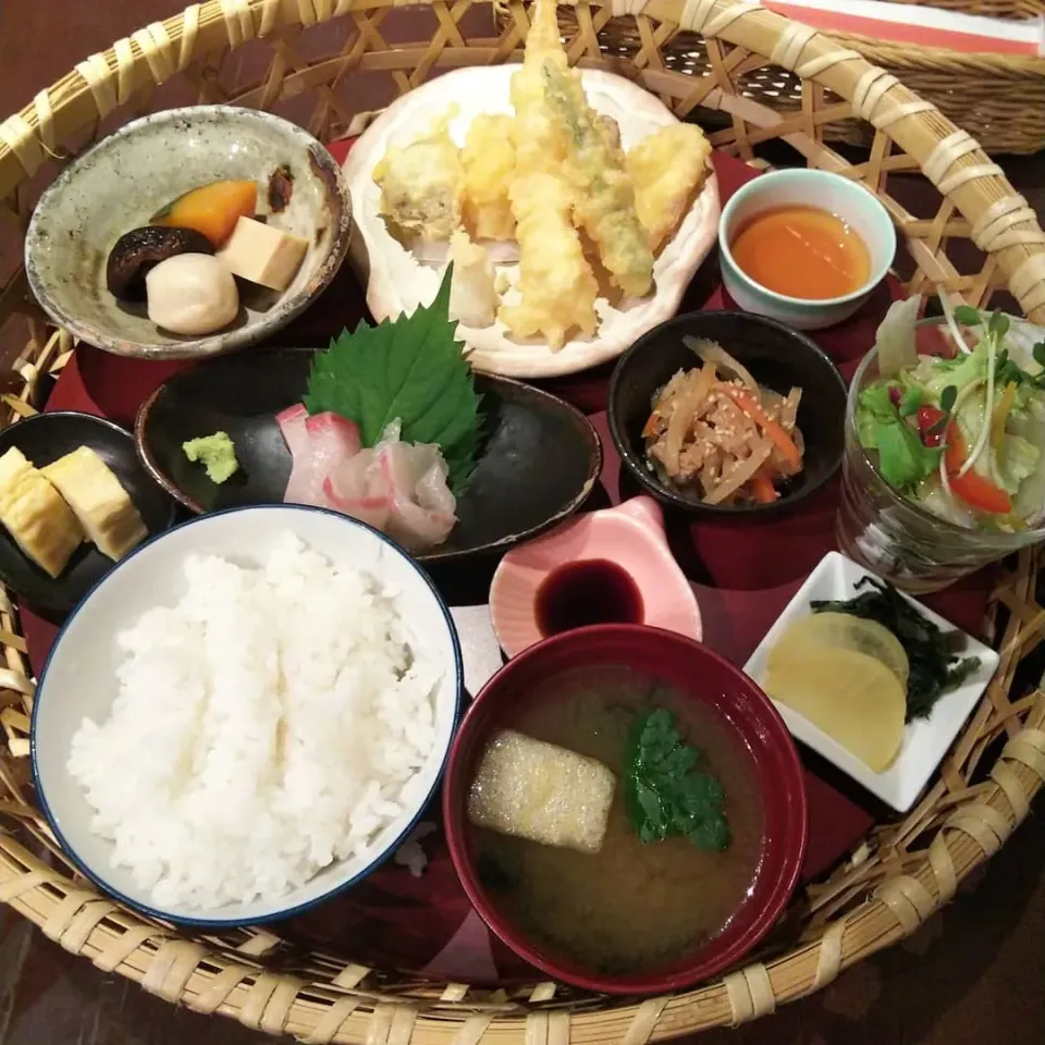 三日月の満月ランチ|けろよんさん