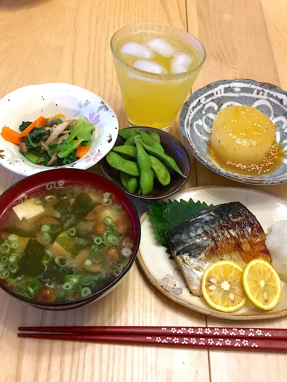 今日の夕食　鯖の塩焼き　ふろふき大根のゆず味噌かけ　小松菜の胡麻和え　枝豆　なめこ汁|ふわ猫はなちゃんさん