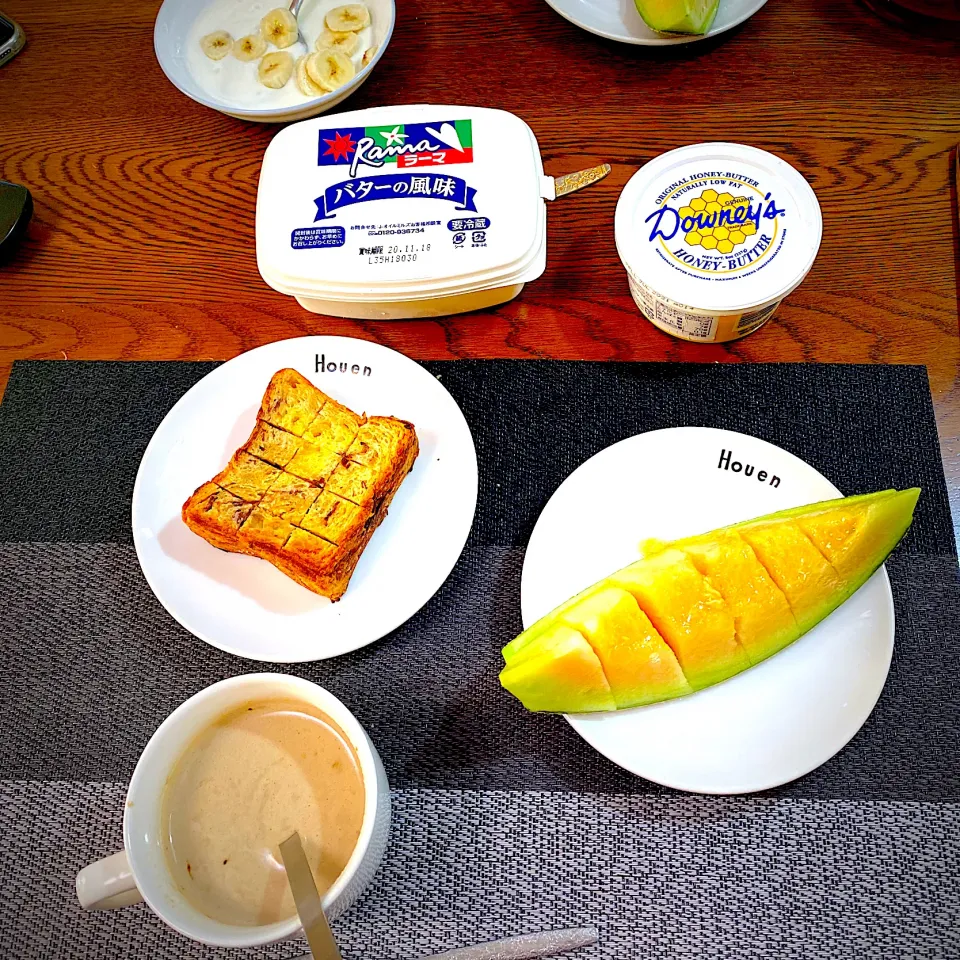 Snapdishの料理写真:10月11日　朝ごはん　粒あんデニッシュ、メロンカフェオレ、|yakinasuさん