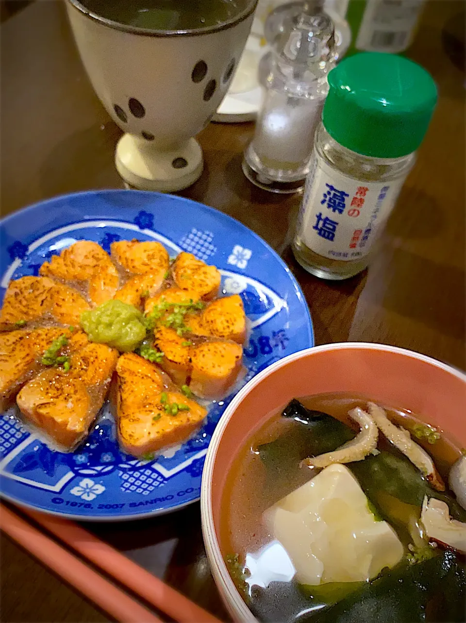 炙りサーモン　レモン　藻塩　山葵　穂紫蘇　わかめと豆腐のお味噌汁　お茶|ch＊K*∀o(^^*)♪さん