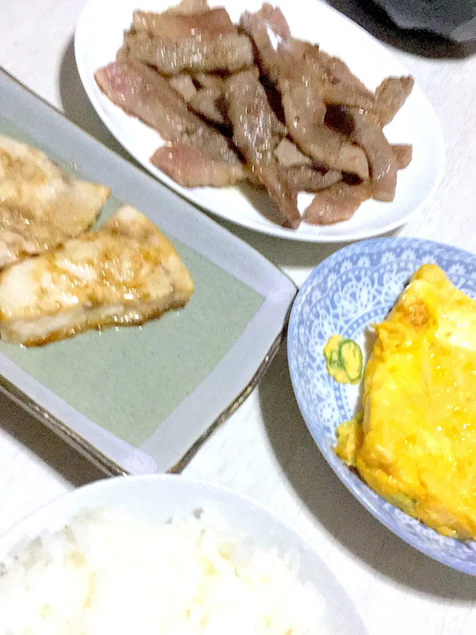 Snapdishの料理写真:あるもの晩御飯〜ネギ玉子焼き、焼き肉、めかじきの醤油焼き|Ayaさん