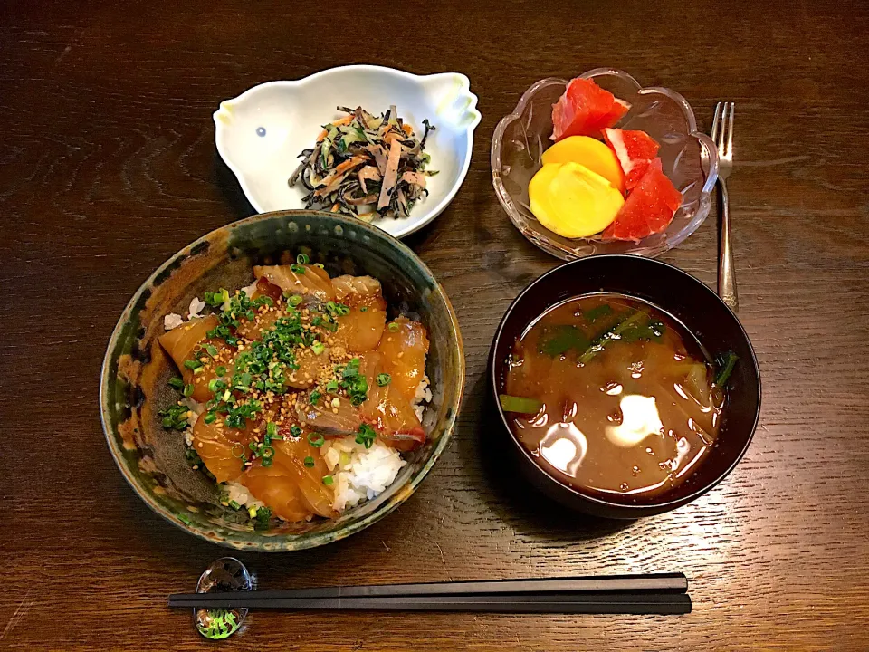 かんぱちローズの漬け丼、ひじきとキクラゲの胡麻酢和え、柿とルビーグレープフルーツ、小松菜と玉ねぎのお味噌汁|カドラさん