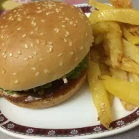 Snapdishの料理写真:beef pattie burger n fries|Durriさん