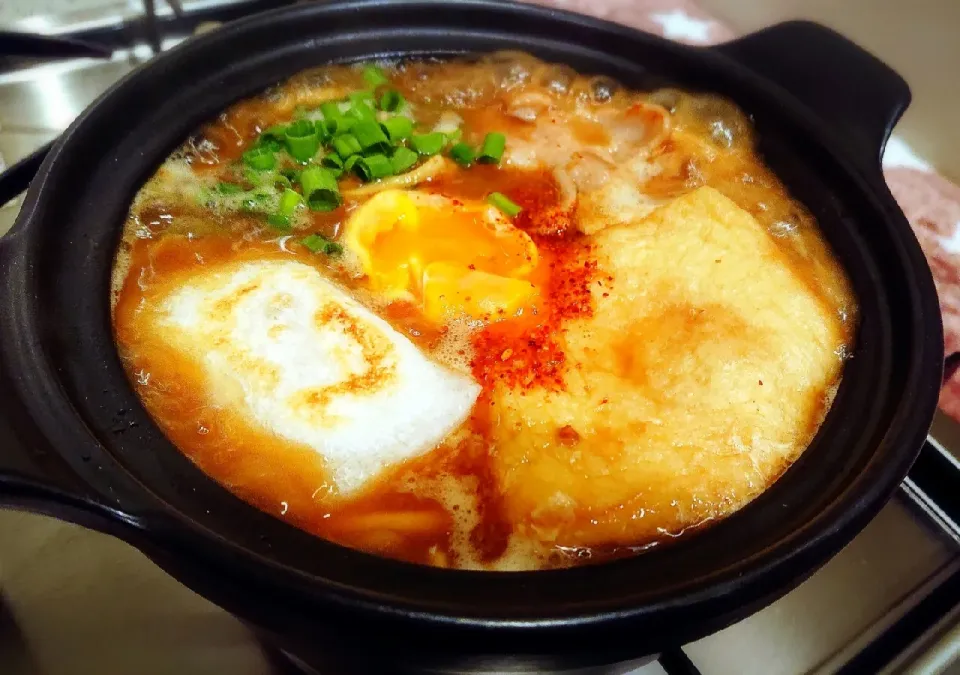 土鍋de味噌煮込みうどんーーー❤️
#生麺#豚肉#油揚げ#たまご#焼き餅#薬味ねぎ
#豚肉は先にフライパンで表面をカリカリに焼きました♪|GGGさん