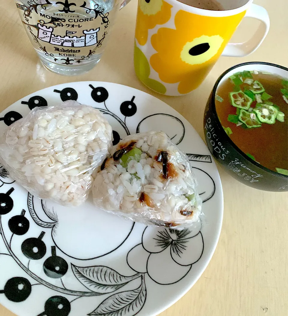 朝ごはん☺︎もち麦おにぎり、枝豆と塩昆布、お味噌汁|とまこ(*^o^*)さん