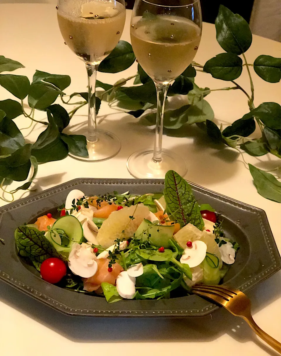 グレープフルーツとサーモンとルッコラのサラダ🍷😊|あっこさん