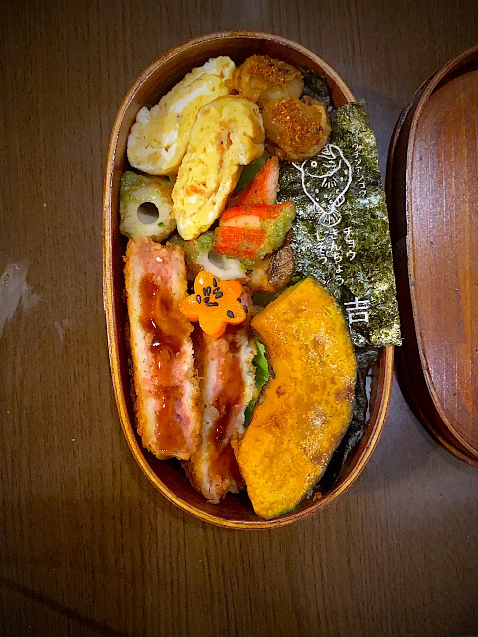 Snapdishの料理写真:お弁当🍱　海苔弁　錦松梅　焼き海苔　帆立ロースト　七味唐辛子　干し海老の出し巻き卵　カニかまと竹輪の磯辺揚げ　エリンギロースト　焼きかぼちゃ　花形人参甘煮　ハムカツ　とんかつソース|ch＊K*∀o(^^*)♪さん