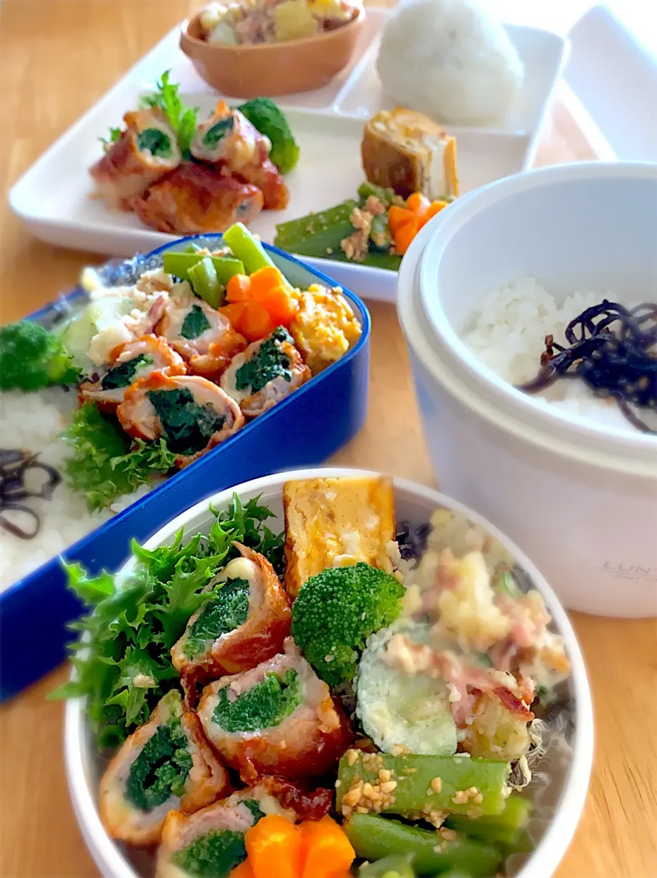 Snapdishの料理写真:ほうれん草とチーズのポークケチャップ巻きとゴロゴロポテサラのお弁当|Lily2525さん