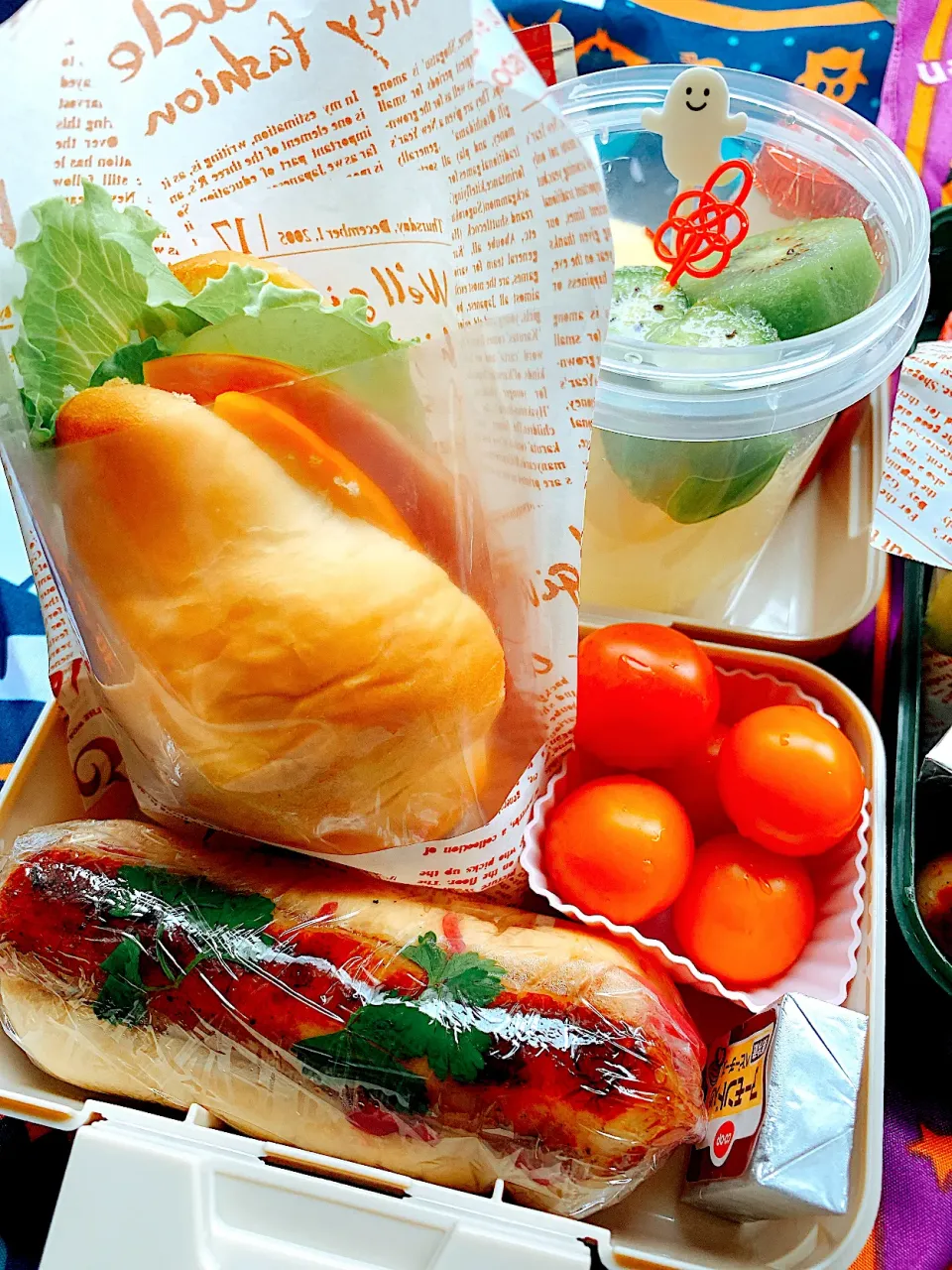 Snapdishの料理写真:#自分弁当　#sandwich #ホットドッグ　#サンドイッチ弁当　#デザートは秋映りんごとキーウィ　#庭で採れたシリーズ　#サルナシ　#コクワ　#yamasarakurakubento #snapdish|Blueberry🫐さん