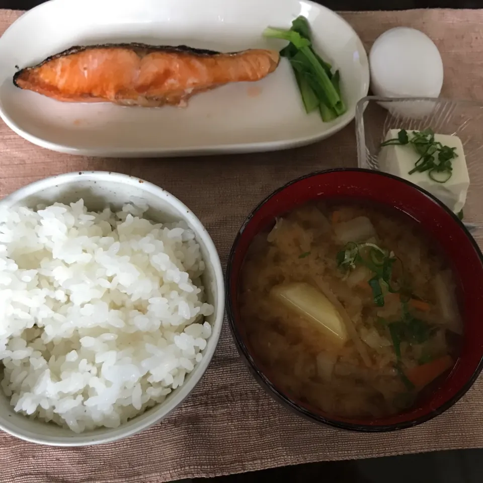 焼鮭、野菜の味噌汁、卵、奴|純さん