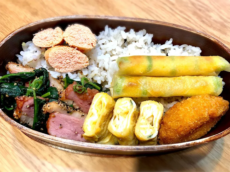 サラ弁　　　　　　　　　　　　　　　　　枝豆とチーズの春巻き　鴨ロースハムとほうれん草のソテー　卵焼き　焼き辛子明太子|じゅんさんさん