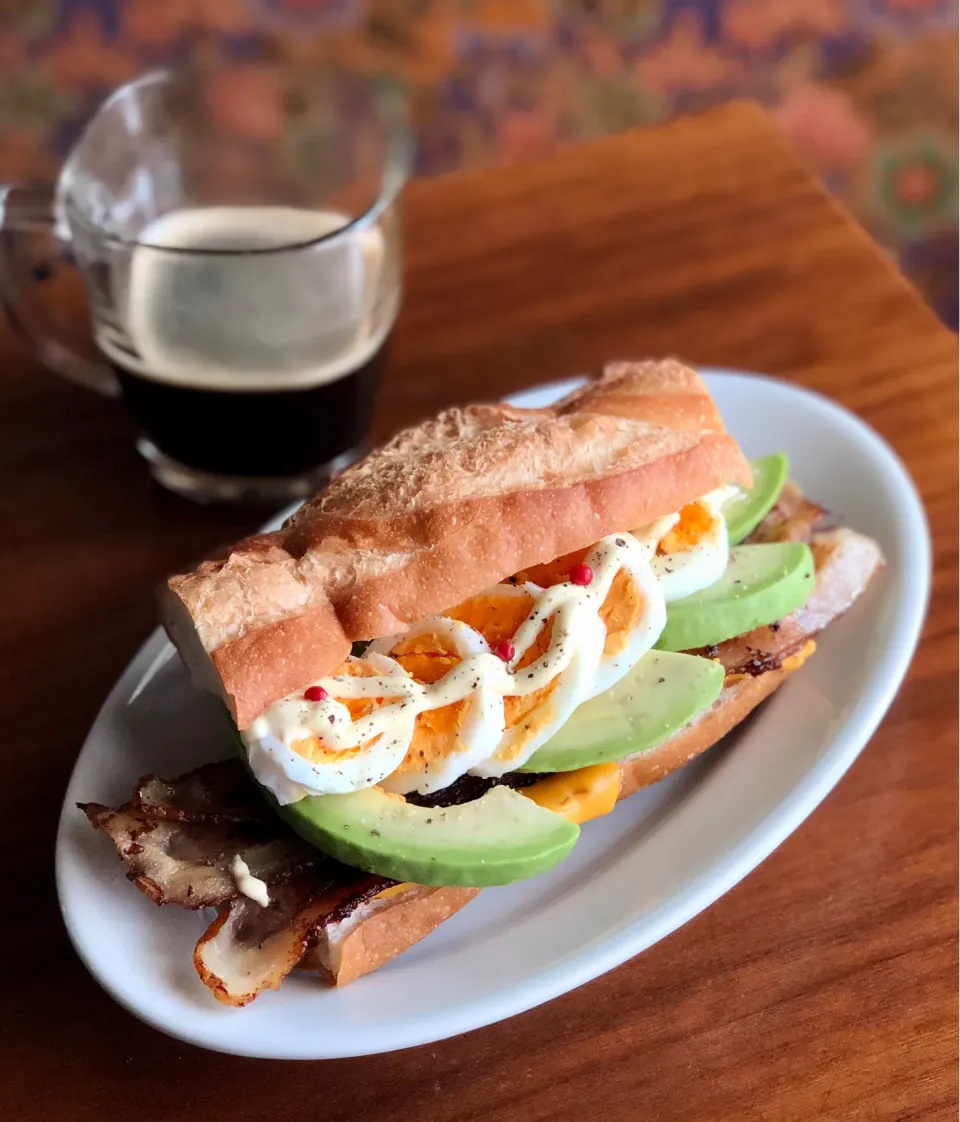 Snapdishの料理写真:バゲットサンド🥖ベーコン、アボカド、卵、チェダーチーズ　　Baguette sandwich|マユマユさん