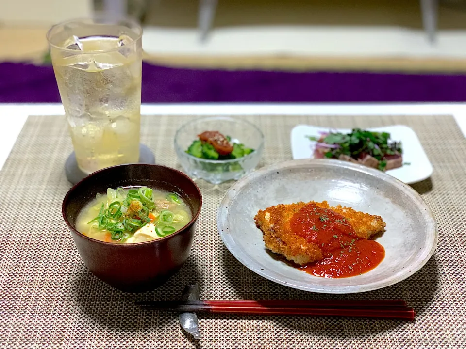 Snapdishの料理写真:ばんごはん。めかじきのフライ、カツオのたたき、ゴーヤ味噌がけ、野菜の肉団子のお味噌汁。|yukiさん