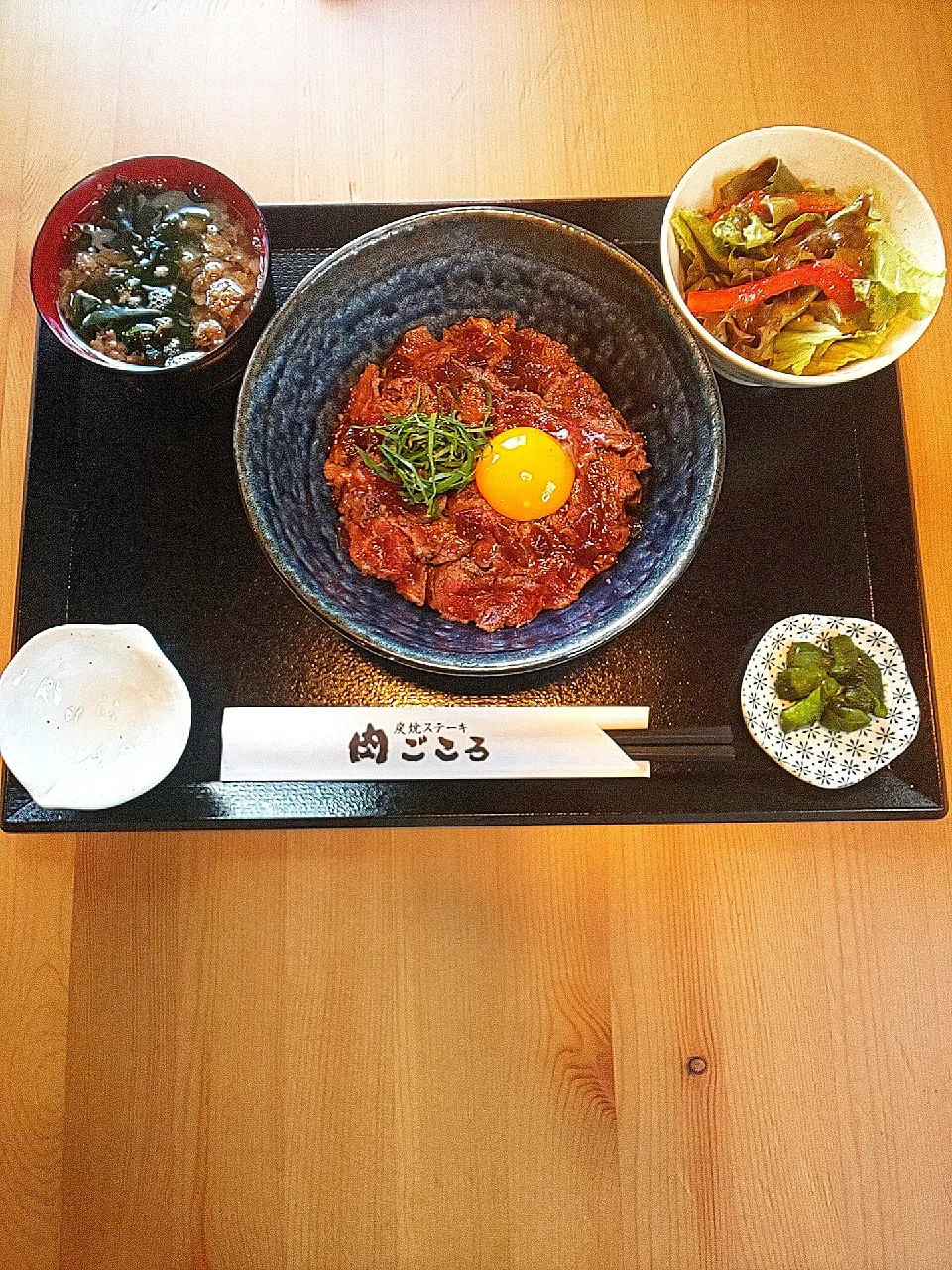 Snapdishの料理写真:黒毛和牛赤身ステーキ丼御膳|炭焼ステーキ肉ごころさん