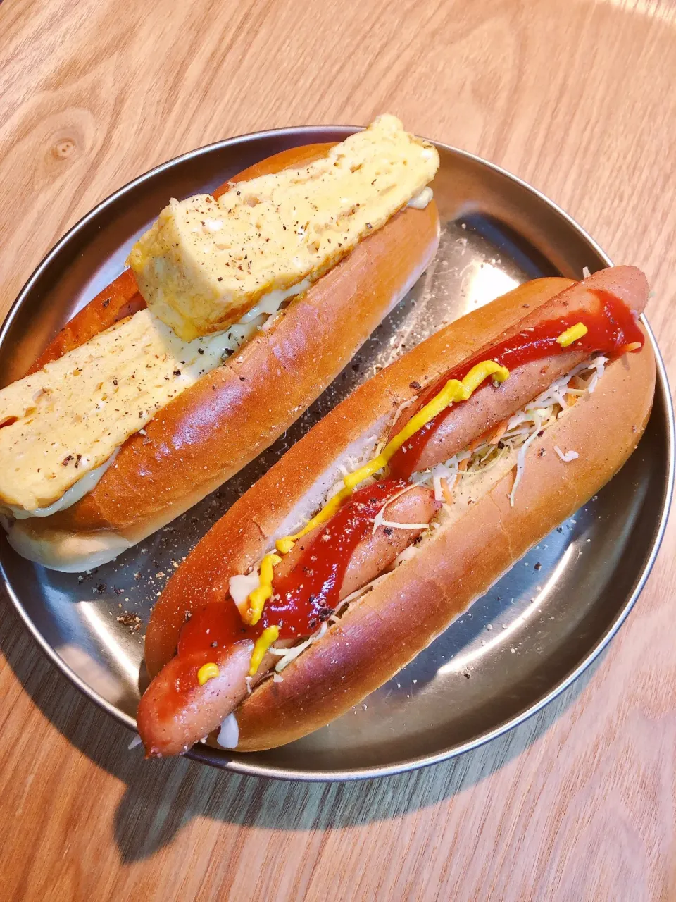 朝ごパン😊厚焼き玉子ドォーン！辛子とマヨをパンにぬりぬり。定番のホットドック🌭もね！厚焼き玉子には、マヨ、牛乳、塩胡椒してます。|海斗さん