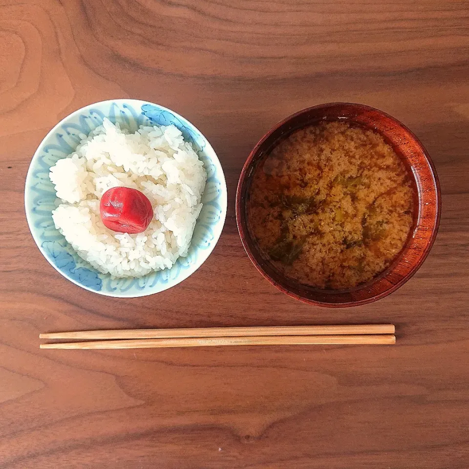 Snapdishの料理写真:梅干しご飯
味噌汁|oneiさん